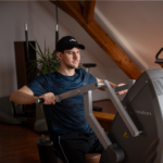 Trainierende-Person-Gesundheitsstudio-Impuls-Lauda-quadr_1